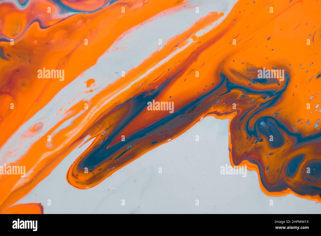 Abstrakte flüssige Acrylmalerei. Abstrakter Hintergrund in Marmorblau. Handbemalter Hintergrund mit gemischten flüssigen roten, blauen und grünen Farben. Stockfoto