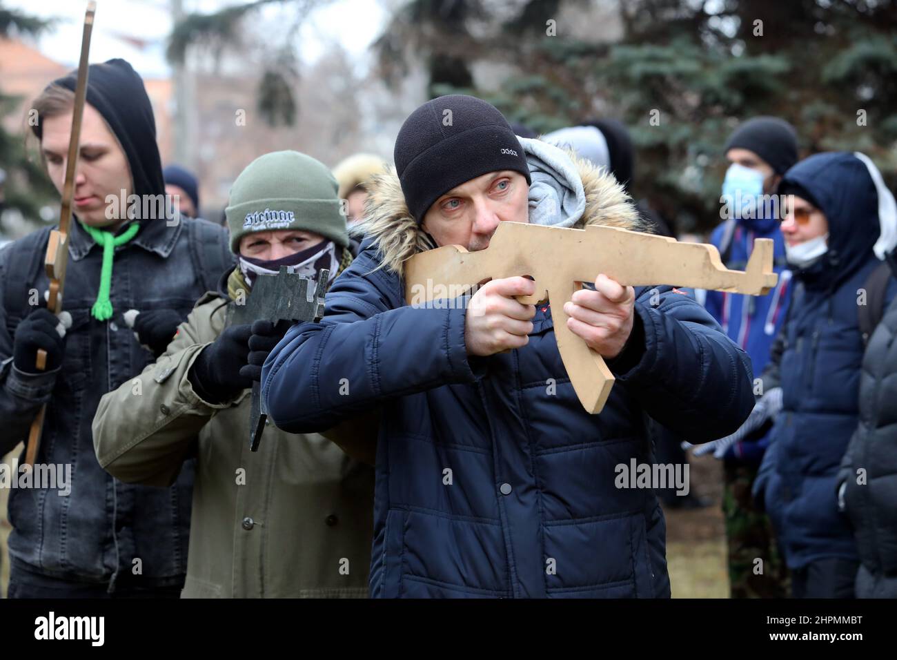 CHARKIW, UKRAINE - 19. FEBRUAR 2022 - Ein Mann zeigt während der vom Asow-Regimentvete gegebenen territorialen Verteidigungsübung auf Zivilisten einen Ausschnitt eines Gewehr Stockfoto