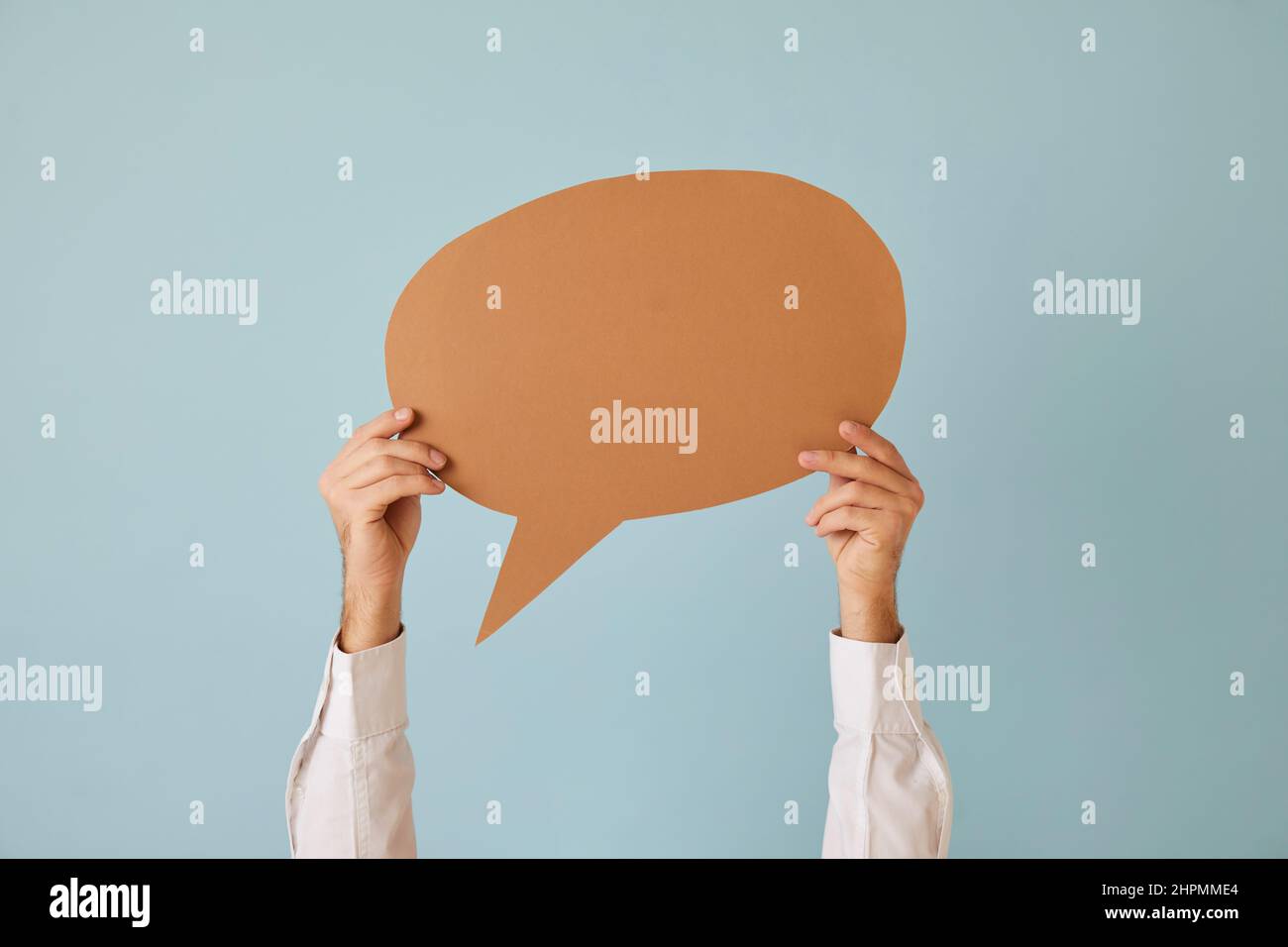 Anonymer Mann, der sich über den Kopf hält, blanke Modelle von Sprechblasen mit Platz für Text. Stockfoto