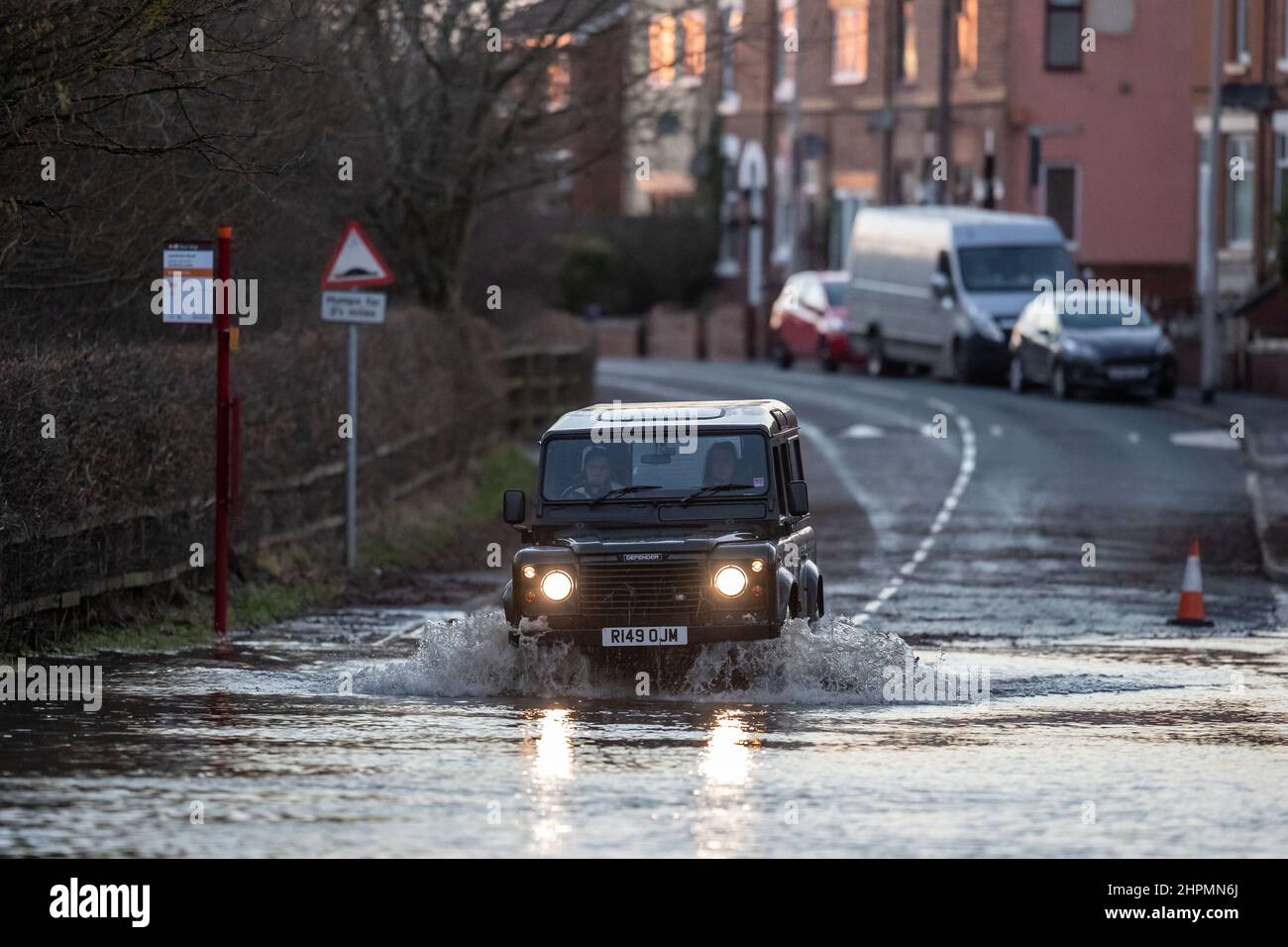 Leeds, Großbritannien. 22nd. Februar 2022. Ein Allradantrieb fährt durch die Überschwemmungen auf der Leeds Road, Allerton Bywater, nachdem der Sturm Franklin am Wochenende in Leeds, Großbritannien, den Fluss Aire dazu gebracht hatte, seine Ufer zu platzen, am 2/22/2022. (Foto von James Heaton/News Images/Sipa USA) Quelle: SIPA USA/Alamy Live News Stockfoto