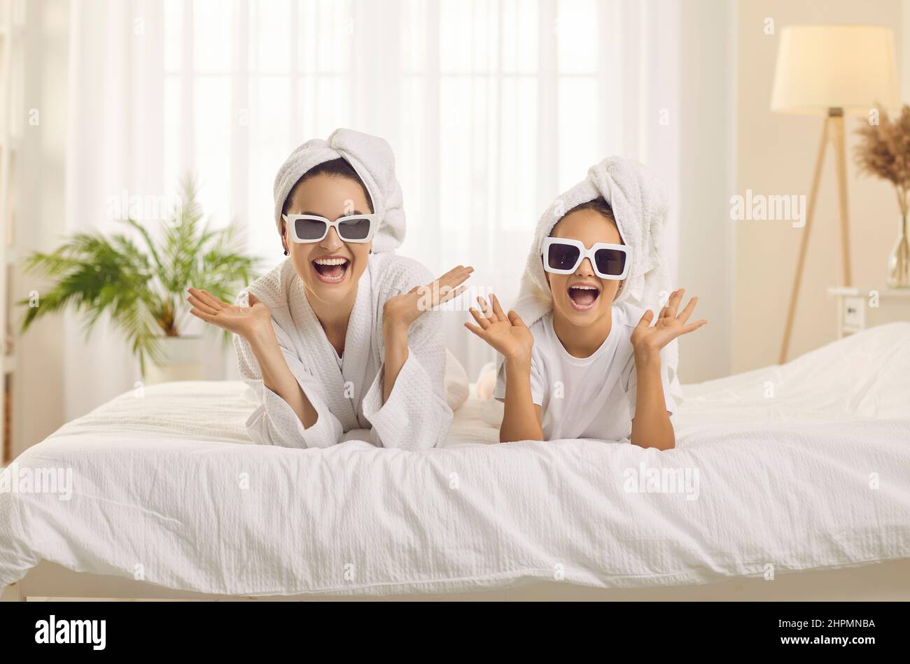 Mode-Beauty-Porträt von glücklicher Mutter und kleine Tochter tragen Handtücher auf dem Kopf und Brille. Stockfoto