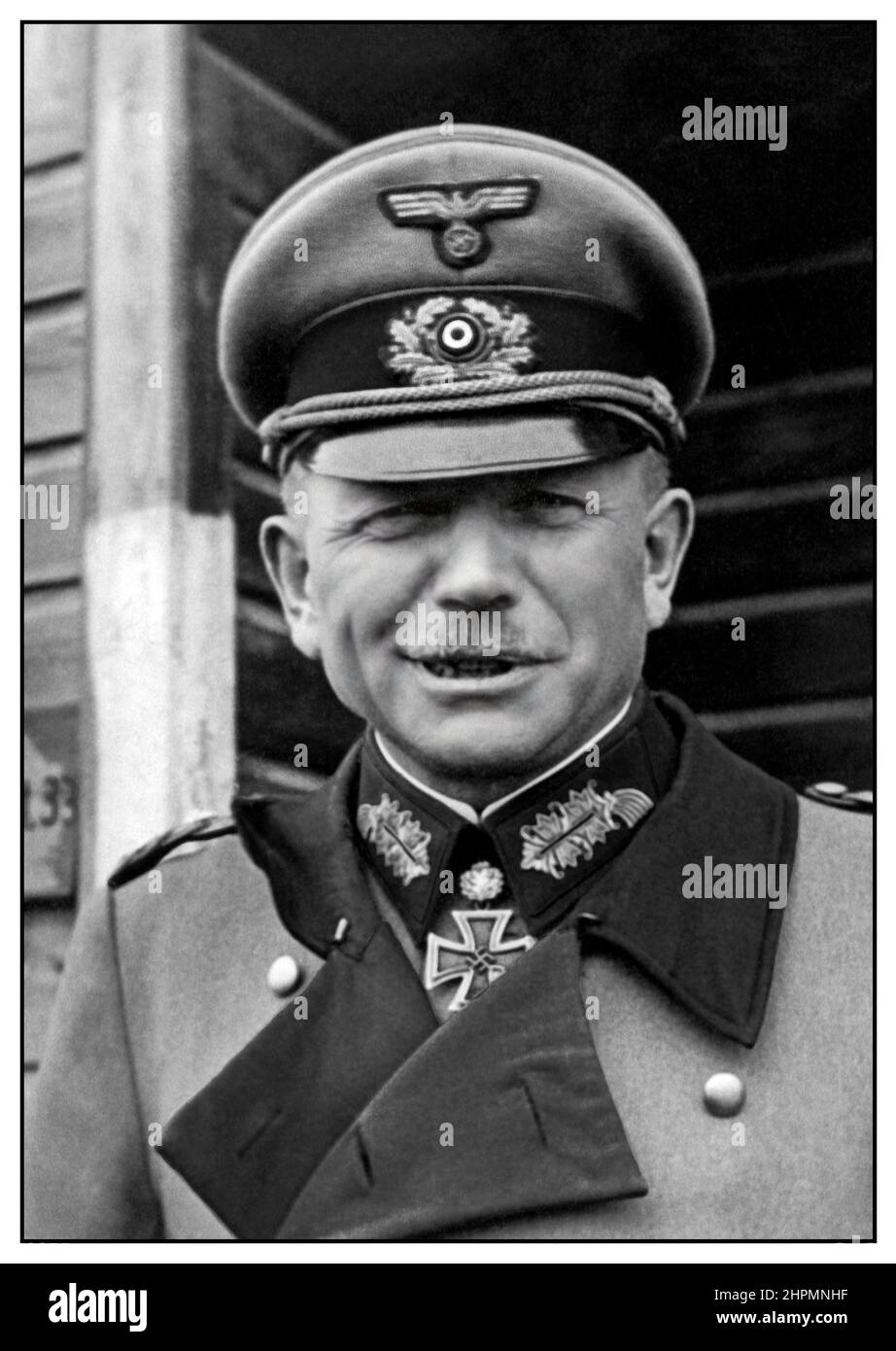 WW2 NS-Wehrmachtsgeneral Heinz Guderian Reportage Portrait 1944 Heinz Wilhelm Guderian war während des Zweiten Weltkriegs deutscher General, der nach dem Krieg zu einem erfolgreichen Memoiristen und Selbstförderer wurde. Als früher Pionier und Verfechter des Blitzkriegs spielte er eine zentrale Rolle bei der Entwicklung des Panzerdivisionskonzepts Stockfoto