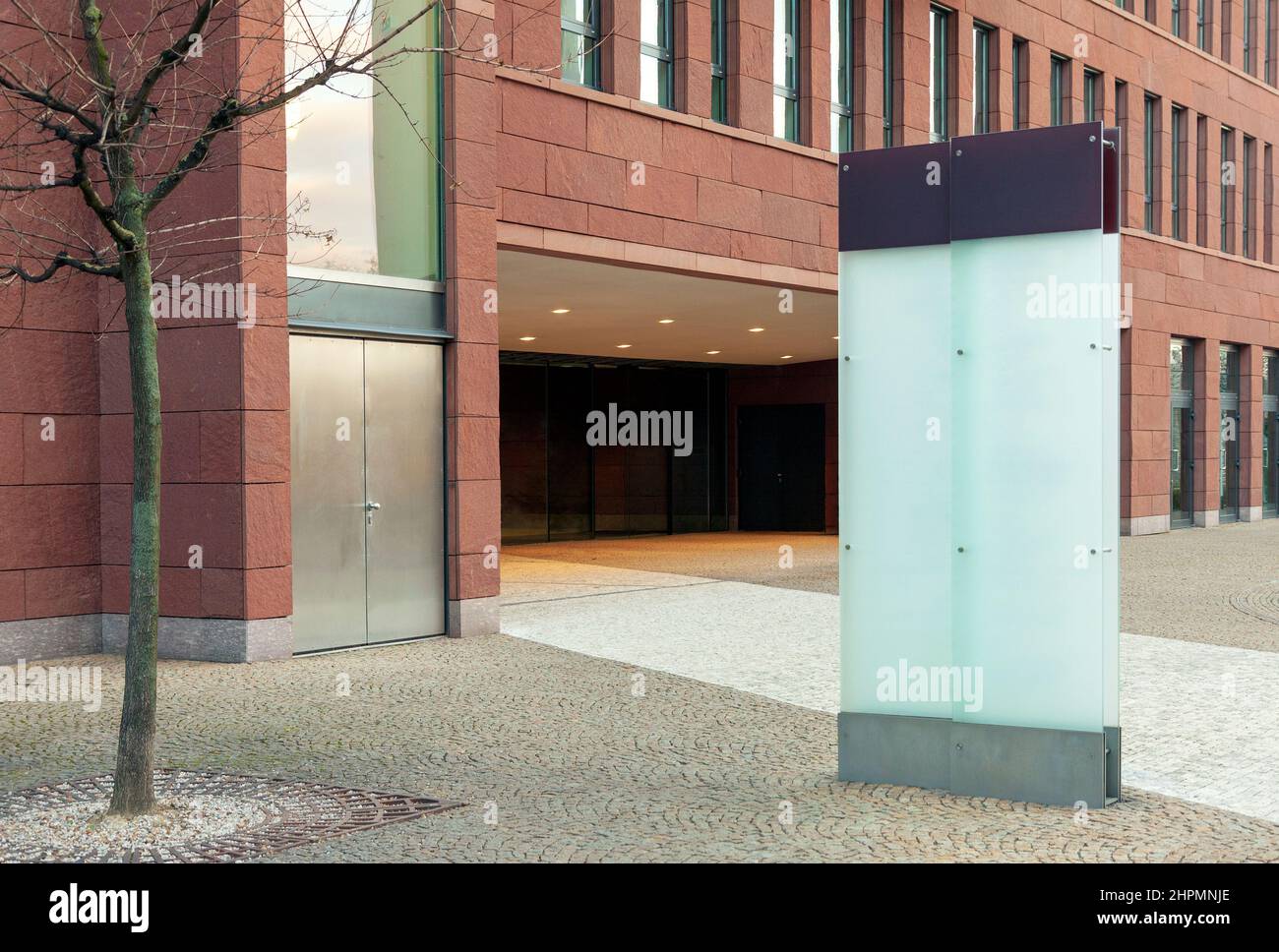 Leere Glas-Außenwerbung mit Kopierfläche, um mehrere Firmennamen und Logos mit modernem Bürogebäude im Hintergrund hinzuzufügen Stockfoto