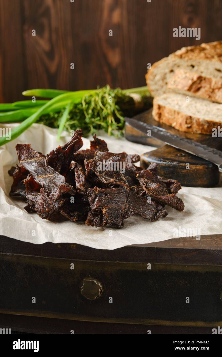 Nahaufnahme des Haufens von ruckigem Wild als Snack Stockfoto