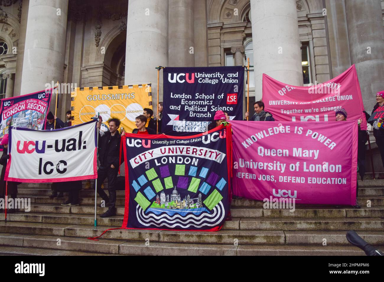 London, England, Großbritannien. 22nd. Februar 2022. Demonstranten vor der Königlichen Börse. Hochschulmitarbeiter, Studenten und Mitglieder der University and College Union (UCU) marschierten durch das Zentrum von London, um gegen Rentenkürzungen, Lohnunterschiede und Arbeitsbedingungen zu protestieren, während Universitäten in ganz Großbritannien ihre Streikaktion fortsetzen. (Bild: © Vuk Valcic/ZUMA Press Wire) Stockfoto