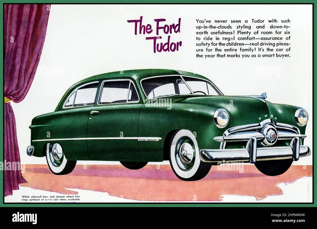 1949 Ford Custom Sedan 'The Ford Tudor' post WW2 Auto-Werbebroschüre mit weißen Seitenwandreifen und verchromten Radtrimmen als optionales Extra der 1949 Ford war ein amerikanisches Automobil, das von Ford seit 1948 produziert wurde. Es war das erste komplett neue Automobildesign, das von den Großen drei nach dem Zweiten Weltkrieg eingeführt wurde, die zivile Produktion wurde während des Krieges ausgesetzt, und die Modelle von Ford, GM und Chrysler aus dem Jahr 1946-1948, die Updates ihrer Vorkriegsmodelle waren. Im Volksmund als „Shoebox Ford“ für ein deckenseitiges „Ponton“-Design bezeichnet, wird 1949 Ford Tudor mit der Rettung von Ford und der Entwicklung eines modernen, stromlindernden Automobildesigns gewürdigt Stockfoto
