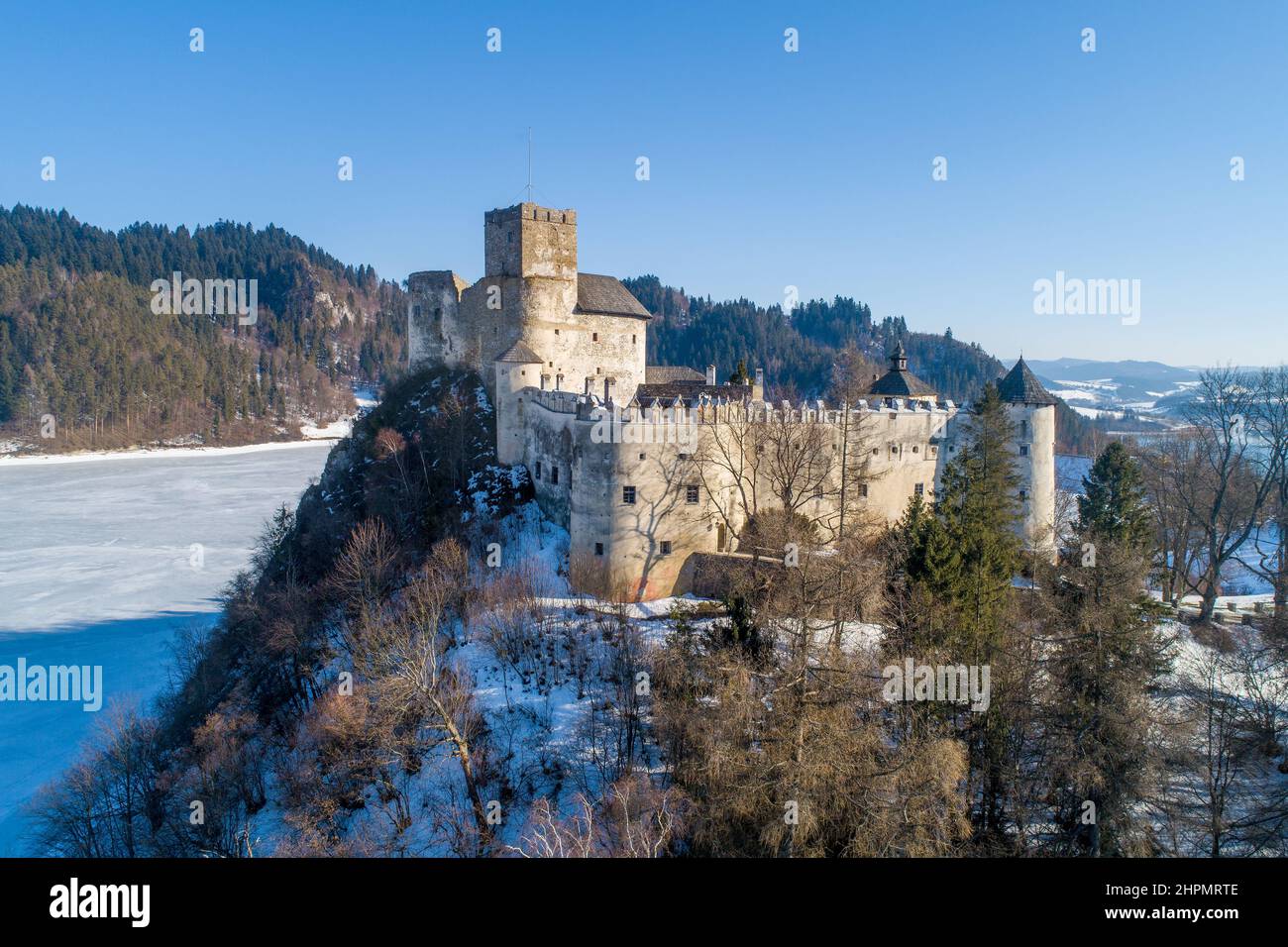 Polen. Mittelalterliche Burg in Niedzica, aus dem 14th. Jahrhundert (obere Burg) im Winter. Gefrorener künstlicher Czorsztyn-See auf dem Dunajec-Fluss Stockfoto