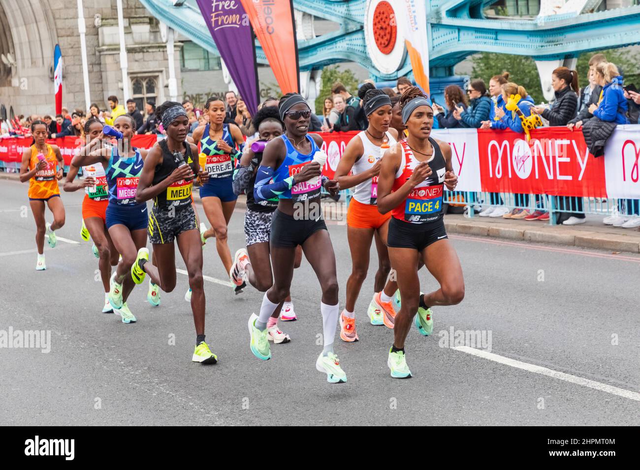 England, London, London Marathon 2021, Gruppe der Elite-Läufer für Männer über die Tower Bridge Stockfoto