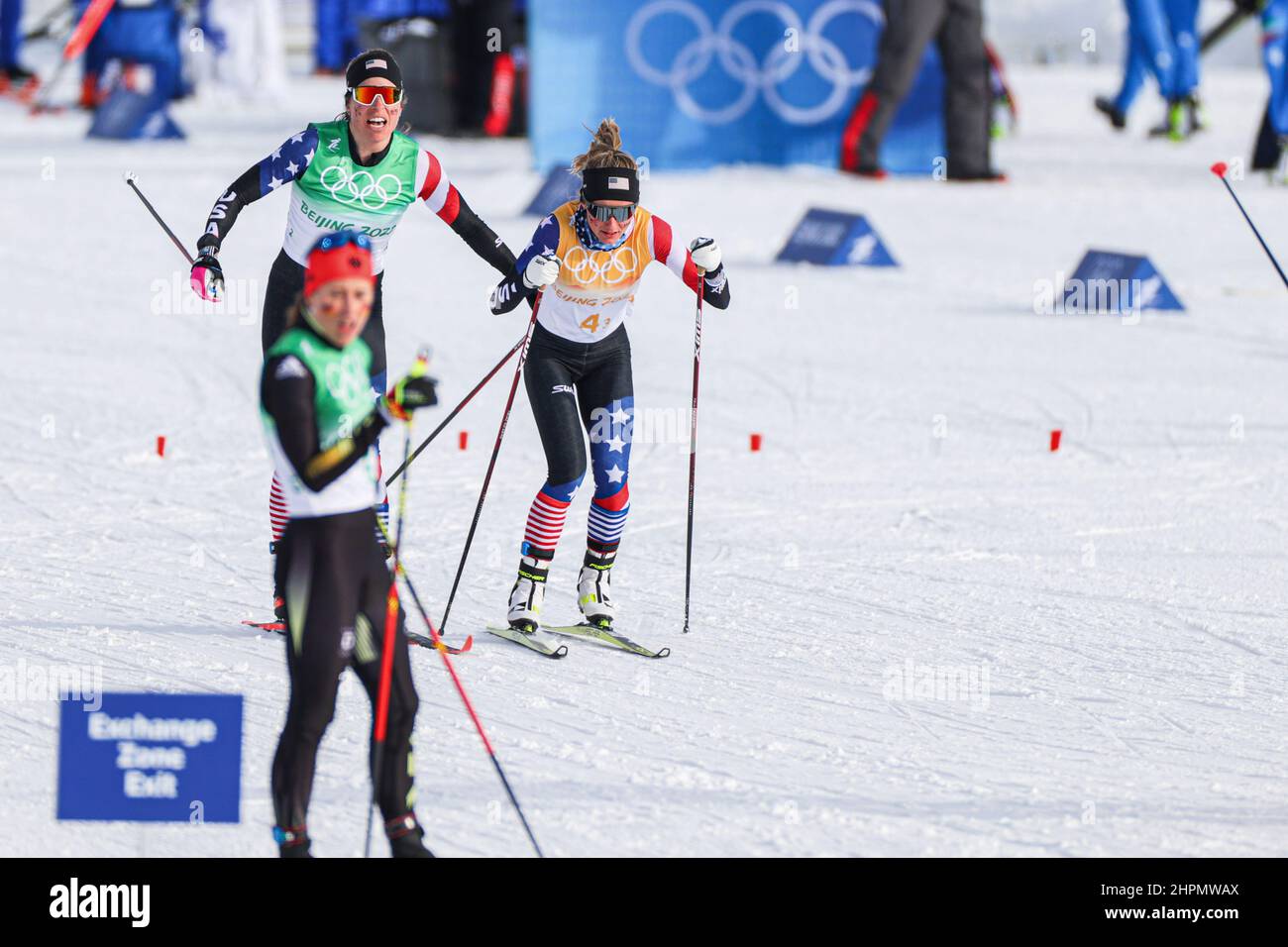 (L bis R) Rosie Brennan, Novie McCabe (USA), 12. FEBRUAR 2022 - Skilanglauf: 4x5-km-Frauen-Staffel während des Olympischen Wintermonts 2022 in Peking Stockfoto