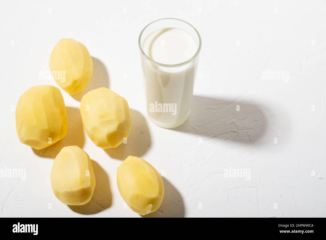 Kartoffelmilch ist die neue und trendige Alternative auf pflanzlicher Basis. Milch aus Kartoffeln Konzept. Allergiefreie Milch. Stockfoto