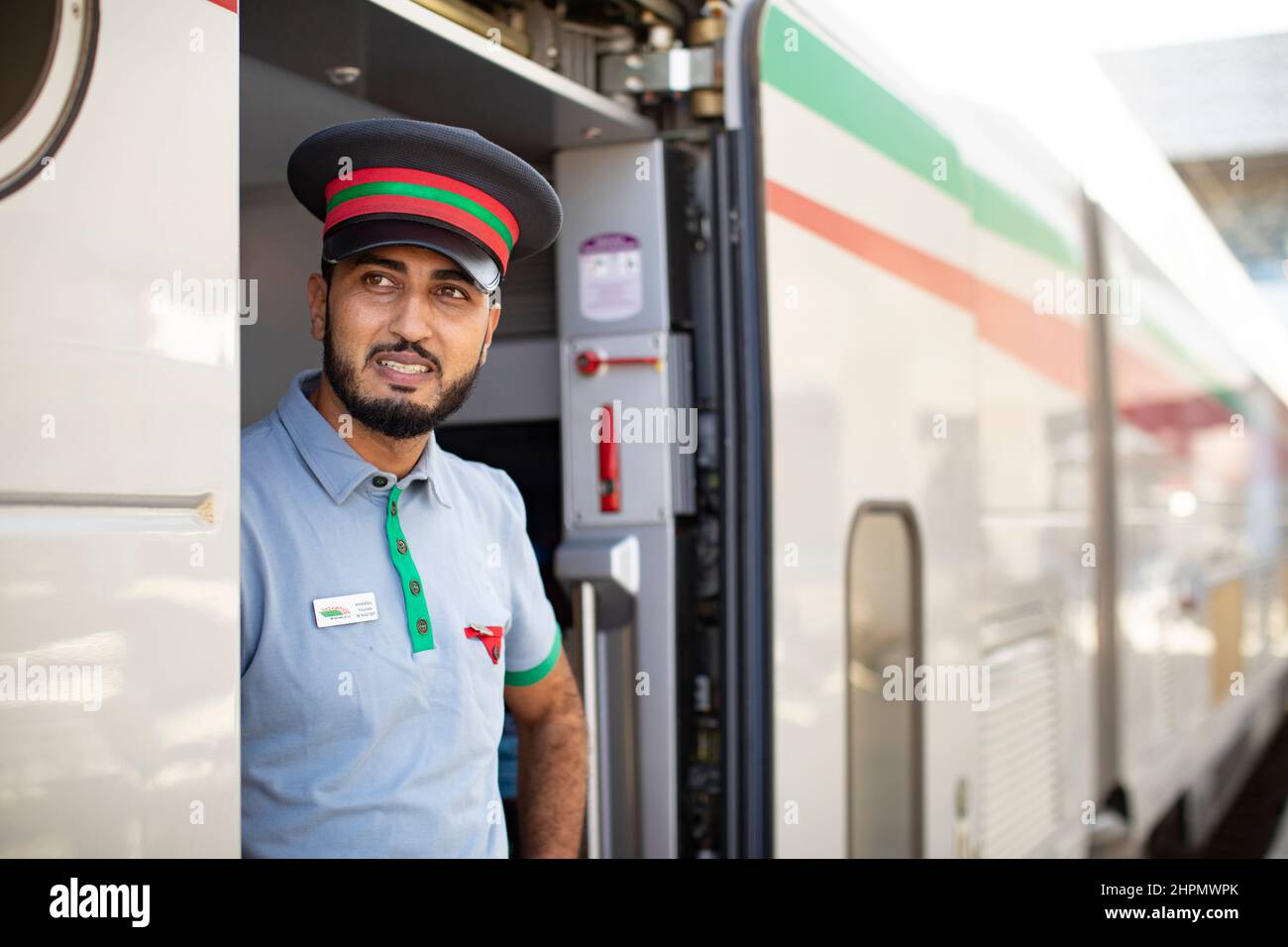 Zugbegleiter auf dem Bahnsteig am Gare Casa Voyageurs in Casca, Marokko. Stockfoto