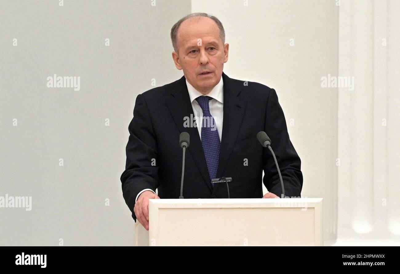 Moskau, Russland. 21st. Februar 2022. Der russische Föderale Sicherheitsdienst Alexander Bortnikow spricht bei einer persönlichen Sitzung des Nationalen sicherheitsrats Russlands, um die Anerkennung der ukrainischen Regionen Donezk und Lugansk im Großen Palast des Kremls am 21. Februar 2022 in Moskau, Russland, zu erörtern. Quelle: Aleksey Nikolskyi/Kremlin Pool/Alamy Live News Stockfoto
