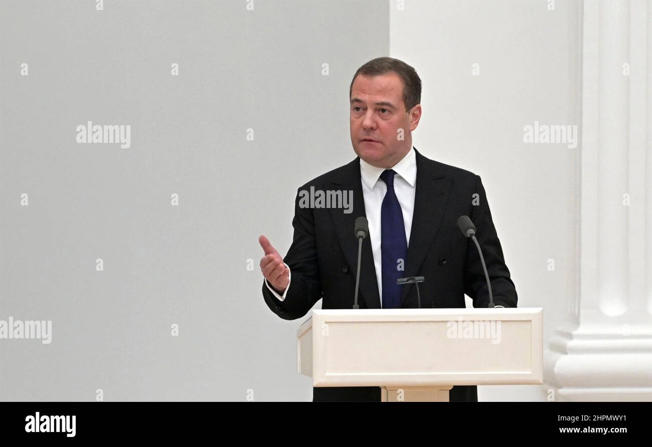 Moskau, Russland. 21st. Februar 2022. Der stellvertretende Vorsitzende des Sicherheitsrats, Dmitri Medwedew, spricht bei einer persönlichen Sitzung des Nationalen sicherheitsrats Russlands, um die Anerkennung der ukrainischen Regionen Donezk und Lugansk im Großen Palast des Kremls am 21. Februar 2022 in Moskau, Russland, zu erörtern. Quelle: Aleksey Nikolskyi/Kremlin Pool/Alamy Live News Stockfoto