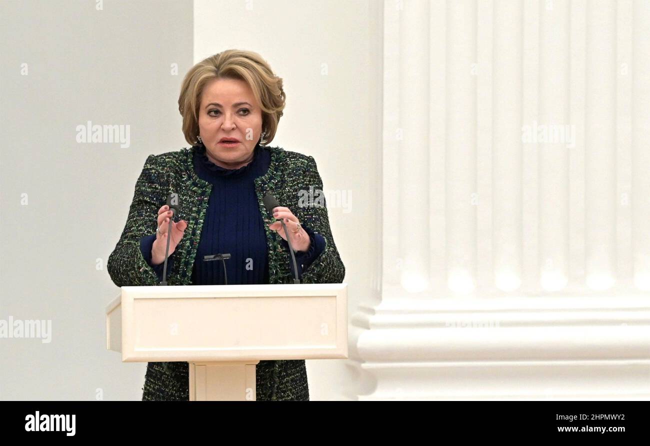 Moskau, Russland. 21st. Februar 2022. Die Sprecherin des Rates der Russischen Föderation, Valentina Matwijenko, spricht bei einer persönlichen Sitzung des Nationalen sicherheitsrats Russlands, um die Anerkennung der ukrainischen Regionen Donezk und Lugansk im Großen Palast des Kremls am 21. Februar 2022 in Moskau, Russland, zu erörtern. Quelle: Aleksey Nikolskyi/Kremlin Pool/Alamy Live News Stockfoto