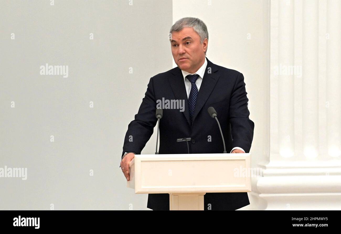 Moskau, Russland. 21st. Februar 2022. Der Sprecher der russischen Staatsduma, Wjatscheslaw Wolodin, spricht auf einer persönlichen Sitzung des russischen Nationalen sicherheitsrates, um die Anerkennung der ukrainischen Regionen Donezk und Lugansk im Großen Palast des Kremls am 21. Februar 2022 in Moskau, Russland, zu erörtern. Quelle: Aleksey Nikolskyi/Kremlin Pool/Alamy Live News Stockfoto