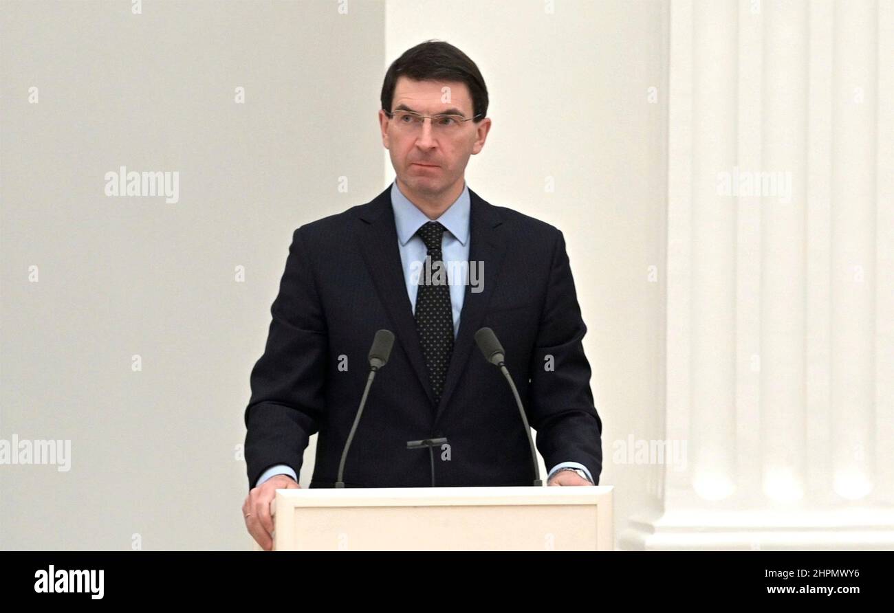 Moskau, Russland. 21st. Februar 2022. Der bevollmächtigte Vertreter des russischen Präsidenten im zentralen Föderalbezirk Igor Shtschegolev spricht bei einer persönlichen Sitzung des Nationalen sicherheitsrates Russlands, um die Anerkennung der ukrainischen Regionen Donezk und Lugansk im Großen Kreml-Palast am 21. Februar 2022 in Moskau, Russland, zu erörtern. Quelle: Aleksey Nikolskyi/Kremlin Pool/Alamy Live News Stockfoto