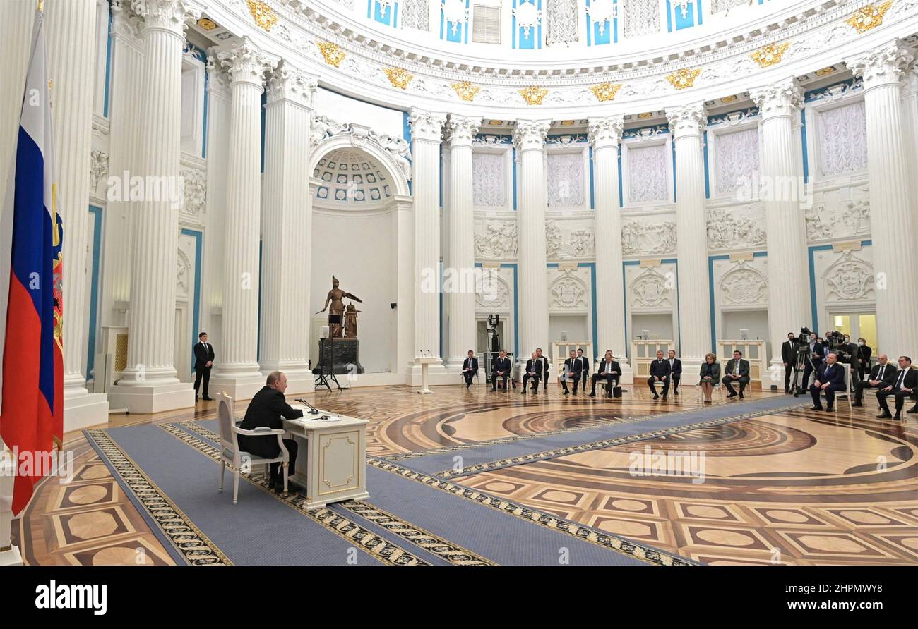 Moskau, Russland. 21st. Februar 2022. Der russische Präsident Wladimir Putin leitet eine persönliche Sitzung des Nationalen sicherheitsrats, um die Anerkennung der ukrainischen Regionen Donezk und Lugansk im Großen Palast des Kremls am 21. Februar 2022 in Moskau, Russland, zu erörtern. Quelle: Aleksey Nikolskyi/Kremlin Pool/Alamy Live News Stockfoto