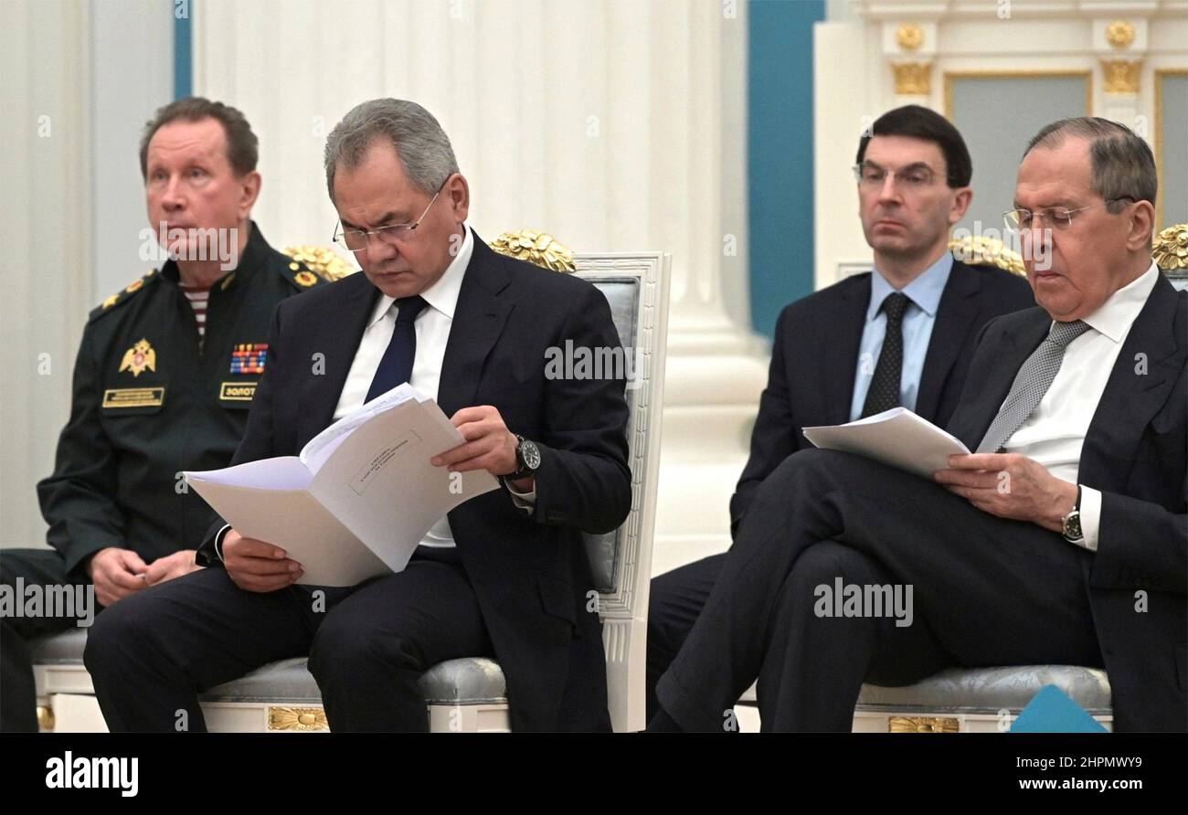 Moskau, Russland. 21st. Februar 2022. Russische Regierungsbeamte während eines persönlichen Treffens des russischen Nationalen sicherheitsrats, um die Anerkennung der ukrainischen Regionen Donezk und Lugansk im Großen Palast des Kremls am 21. Februar 2022 in Moskau, Russland, zu diskutieren. Von links sitzend: Der Chef der russischen Nationalgarde Viktor Zolotow, der russische Verteidigungsminister Sergei Shoigu, der Gesandte des Präsidenten für den zentralen Bundesbezirk Igor Schtschegolew und der russische Außenminister Sergej Lawrow. Quelle: Aleksey Nikolskyi/Kremlin Pool/Alamy Live News Stockfoto