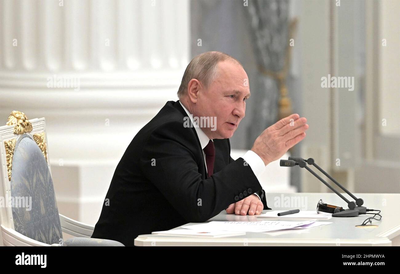 Moskau, Russland. 21st. Februar 2022. Der russische Präsident Wladimir Putin leitet eine persönliche Sitzung des Nationalen sicherheitsrats, um die Anerkennung der ukrainischen Regionen Donezk und Lugansk im Großen Palast des Kremls am 21. Februar 2022 in Moskau, Russland, zu erörtern. Quelle: Aleksey Nikolskyi/Kremlin Pool/Alamy Live News Stockfoto