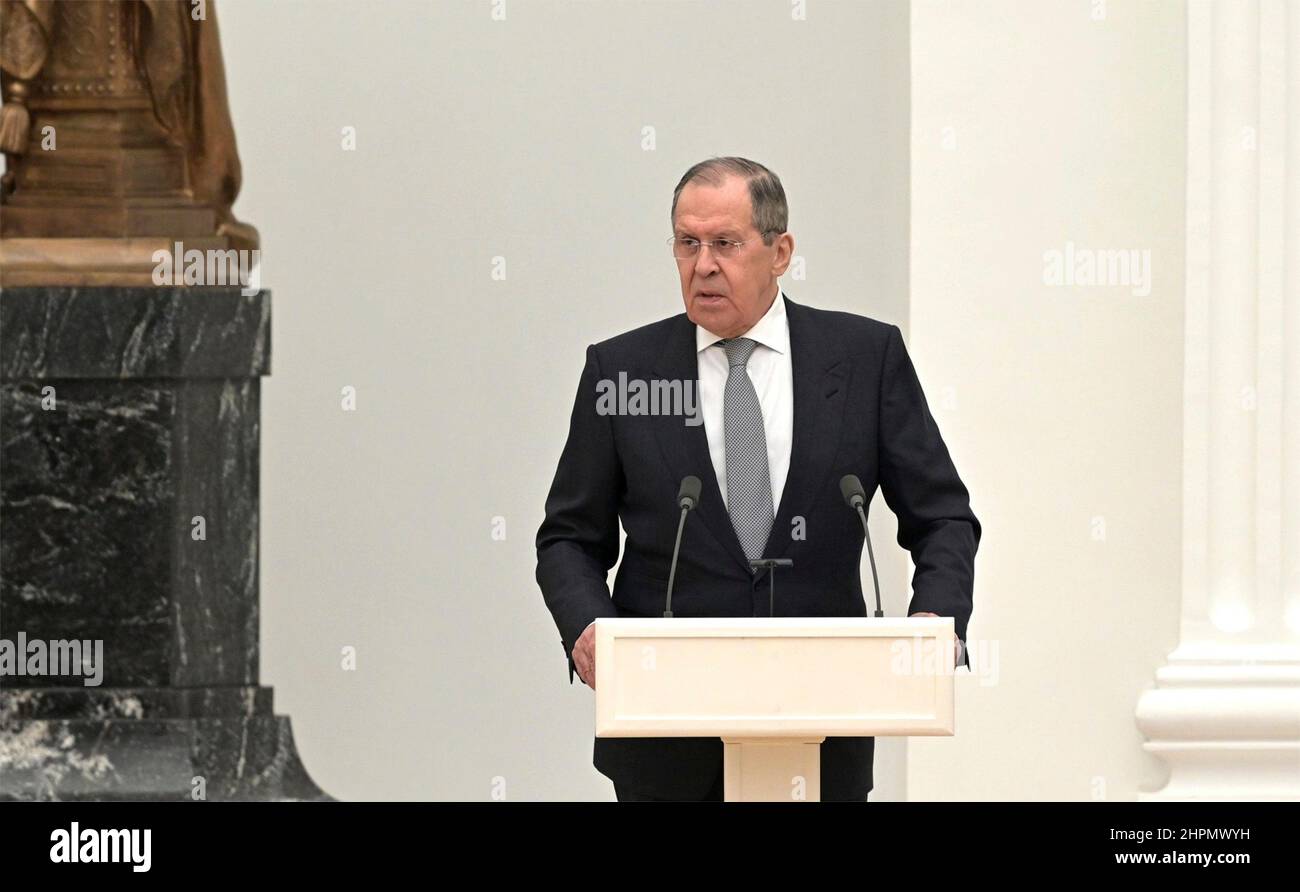 Moskau, Russland. 21st. Februar 2022. Der russische Außenminister Sergej Lawrow spricht bei einem persönlichen Treffen des russischen Nationalen sicherheitsrates über die Anerkennung der ukrainischen Regionen Donezk und Lugansk am 21. Februar 2022 im Großen Palast des Kremls in Moskau, Russland. Quelle: Aleksey Nikolskyi/Kremlin Pool/Alamy Live News Stockfoto
