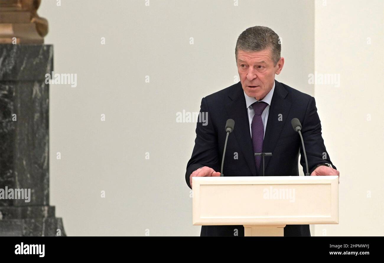 Moskau, Russland. 21st. Februar 2022. Der stellvertretende russische Stabschef des Präsidialamtes Dmitri Kozak spricht bei einer persönlichen Sitzung des russischen Nationalen sicherheitsrates über die Anerkennung der ukrainischen Regionen Donezk und Lugansk im Großen Kreml-Palast am 21. Februar 2022 in Moskau, Russland. Quelle: Aleksey Nikolskyi/Kremlin Pool/Alamy Live News Stockfoto