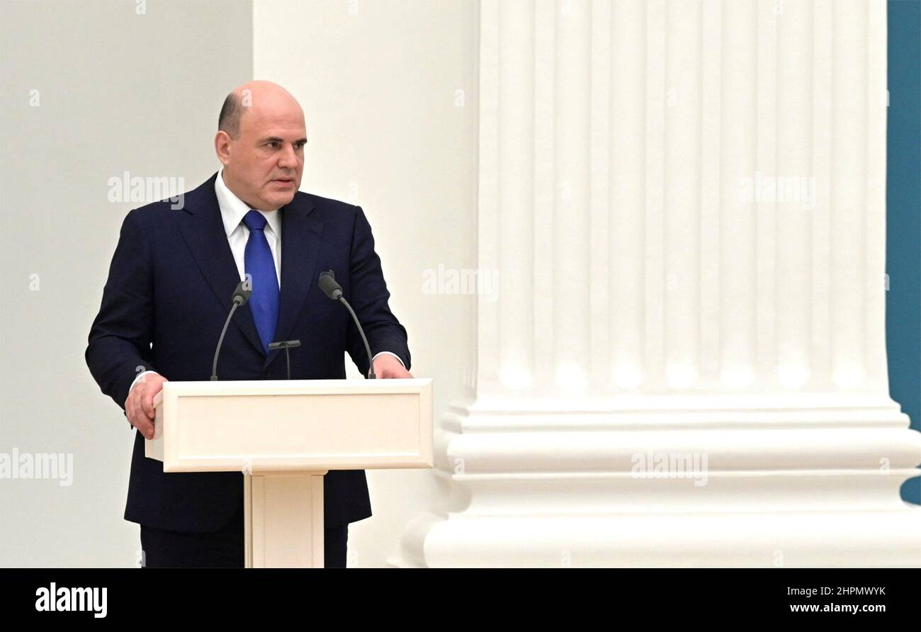 Moskau, Russland. 21st. Februar 2022. Der russische Premierminister Michail Mishustin spricht bei einem persönlichen Treffen des russischen Nationalen sicherheitsrates über die Anerkennung der ukrainischen Regionen Donezk und Lugansk am 21. Februar 2022 im Großen Palast des Kremls in Moskau, Russland. Quelle: Aleksey Nikolskyi/Kremlin Pool/Alamy Live News Stockfoto
