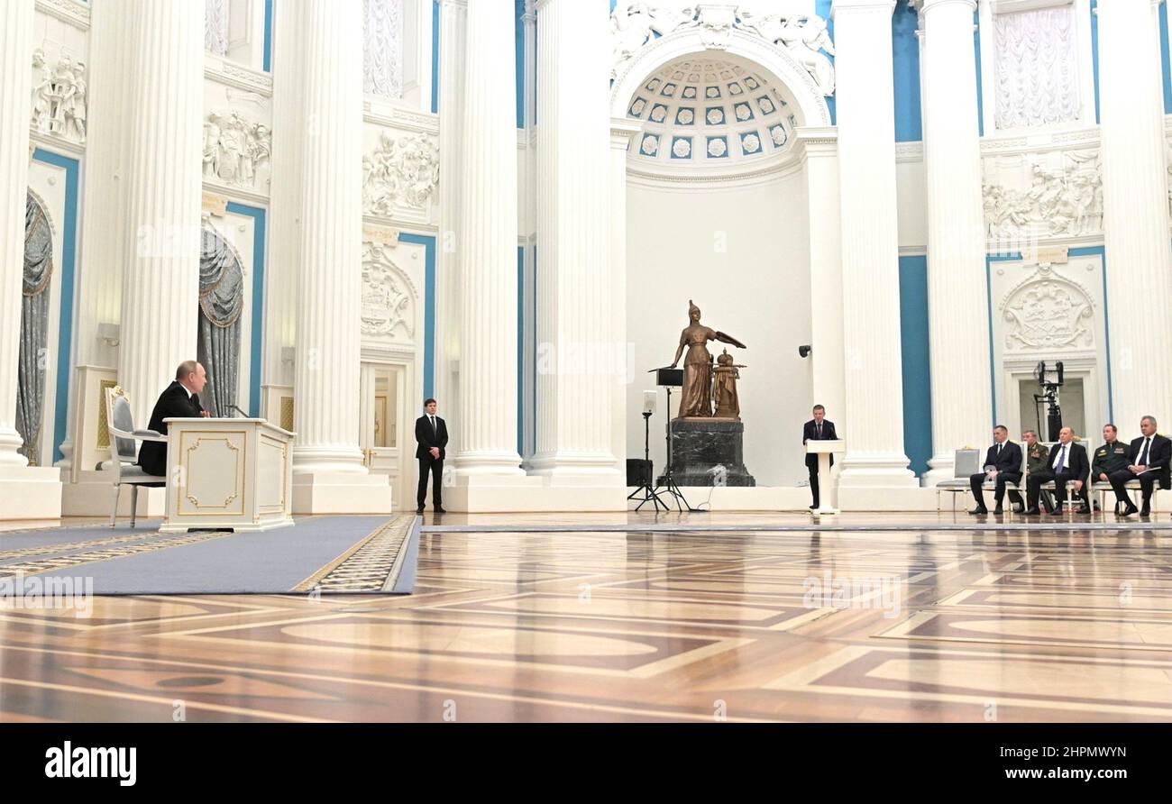 Moskau, Russland. 21st. Februar 2022. Der russische Präsident Wladimir Putin leitet eine persönliche Sitzung des Nationalen sicherheitsrats, um die Anerkennung der ukrainischen Regionen Donezk und Lugansk im Großen Palast des Kremls am 21. Februar 2022 in Moskau, Russland, zu erörtern. Quelle: Aleksey Nikolskyi/Kremlin Pool/Alamy Live News Stockfoto