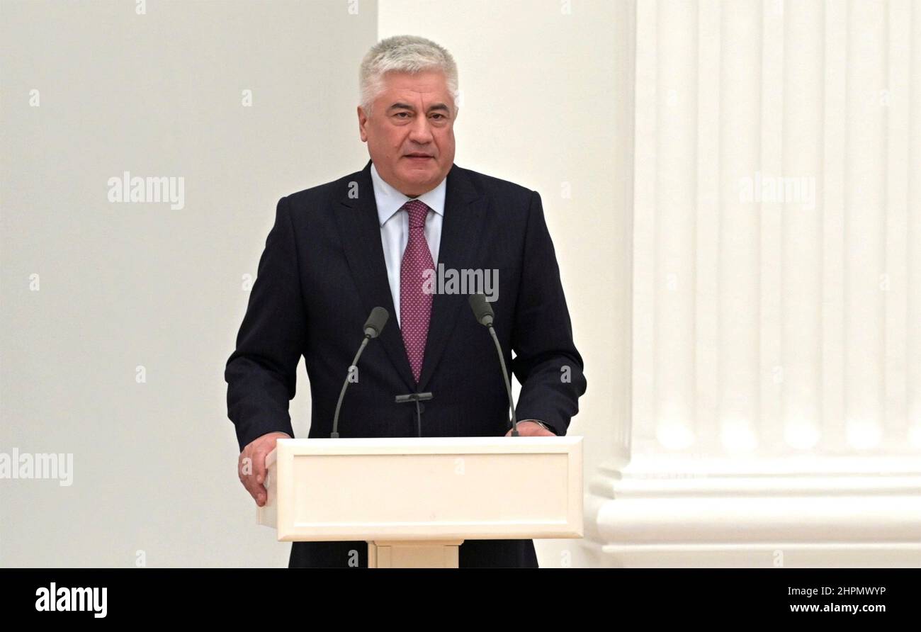 Moskau, Russland. 21st. Februar 2022. Der russische Innenminister Wladimir Kolokoltsew spricht bei einem persönlichen Treffen des russischen Nationalen sicherheitsrates über die Anerkennung der ukrainischen Regionen Donezk und Lugansk am 21. Februar 2022 im Großen Palast des Kremls in Moskau, Russland. Quelle: Aleksey Nikolskyi/Kremlin Pool/Alamy Live News Stockfoto