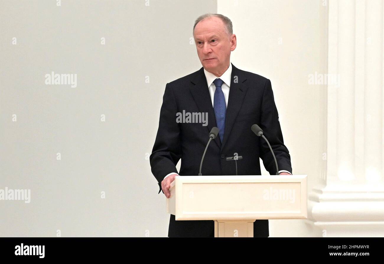 Moskau, Russland. 21st. Februar 2022. Der russische Sekretär des Sicherheitsrates Nikolai Patruschew spricht bei einer persönlichen Sitzung des russischen Nationalen sicherheitsrates über die Anerkennung der ukrainischen Regionen Donezk und Lugansk im Großen Palast des Kremls am 21. Februar 2022 in Moskau, Russland. Quelle: Aleksey Nikolskyi/Kremlin Pool/Alamy Live News Stockfoto