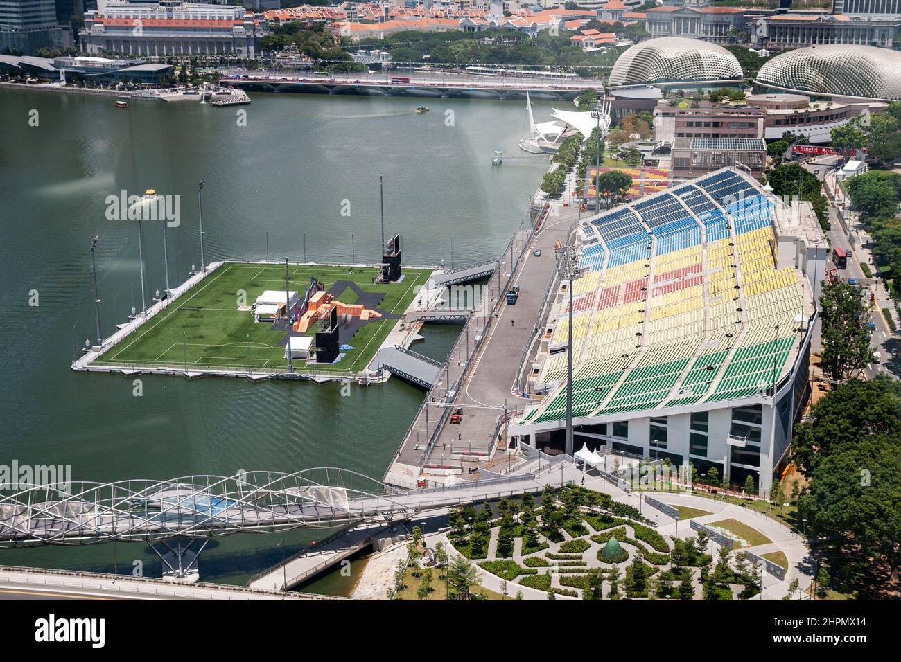 Singapur - September, 2010: Marina Bay Floating Platform die größte schwimmende Bühne der Welt mit Tribünen am Ufer Stockfoto