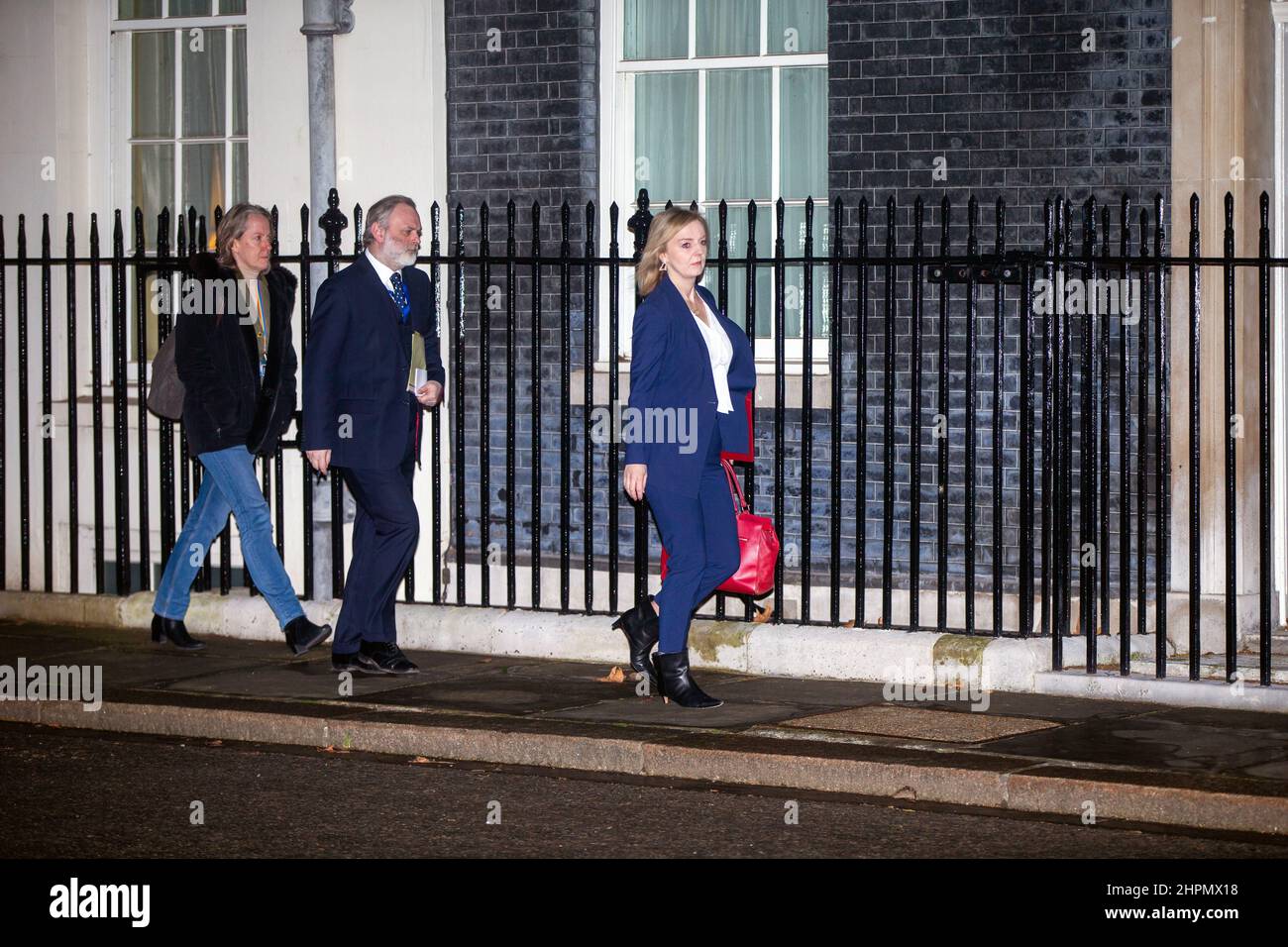London, England, Großbritannien. 22nd. Februar 2022. Außenministerin LIZ TRUSS wird vor einem Notfall-TREFFEN DER COBRA zu Sanktionen gegen Russland in der Downing Street 10 eintreffen sehen, nachdem Russland zwei Regionen in der Ukraine anerkannt hatte. (Bild: © Tayfun Salci/ZUMA Press Wire) Stockfoto