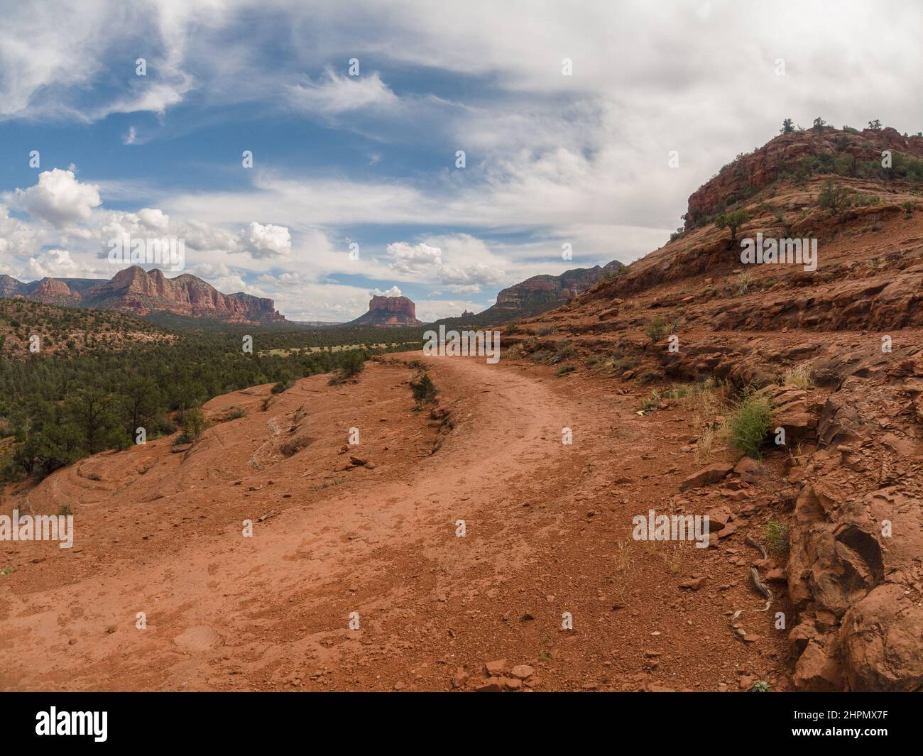 Felsiger Wanderweg mit großem Blick auf Formationen und Tal an einem bewölkten Tag. Stockfoto
