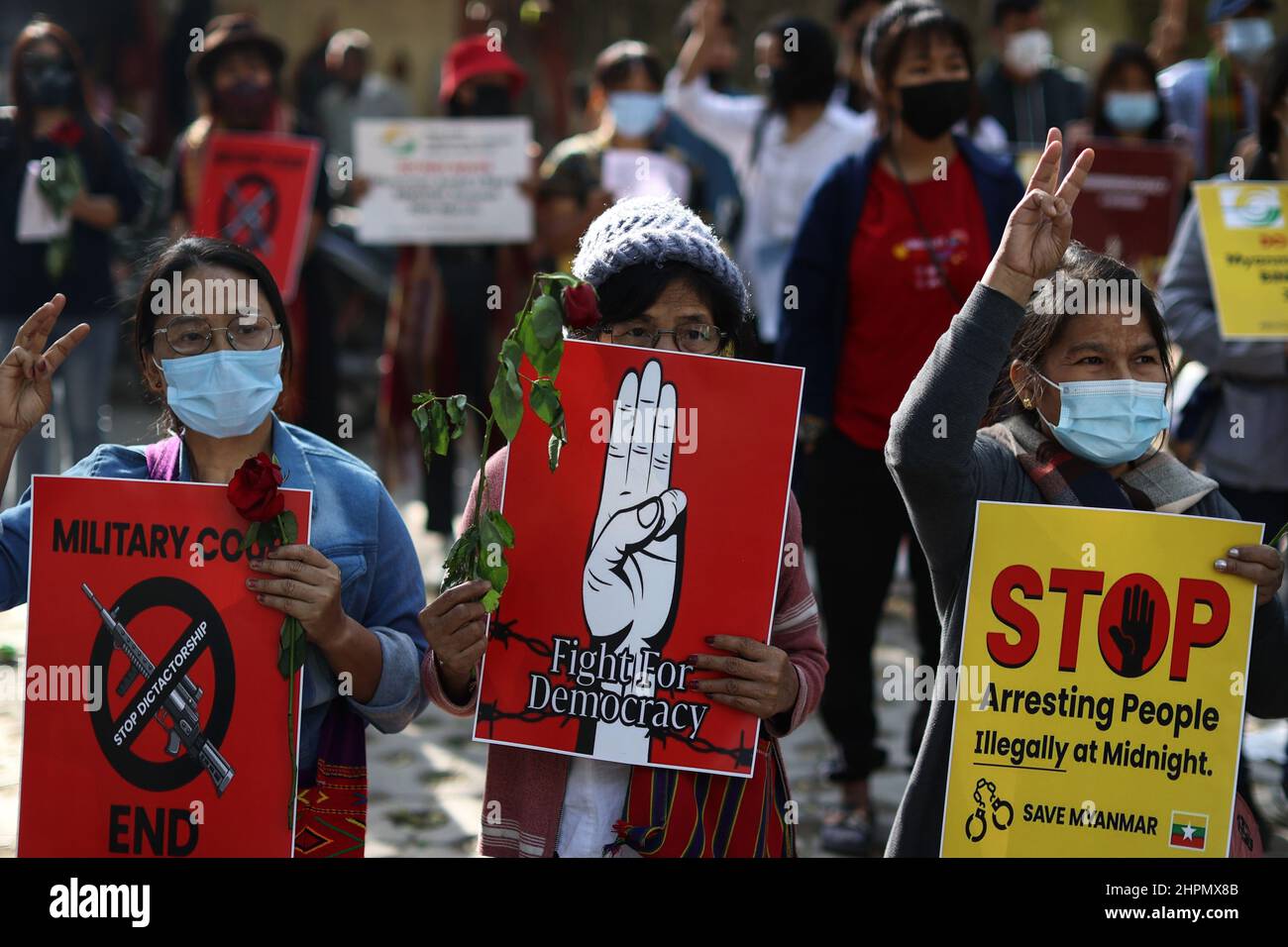 Neu-Delhi, Indien. 22nd. Februar 2022. Bürger Myanmars, die in Indien leben, halten Plakate, während sie an einem von prodemokratischen Unterstützern organisierten Protest gegen die militärische Putschbesetzung in Myanmar teilnehmen. Nach 1 Jahren mit mehr als 1.400 Toten, Tausenden Vertriebenen und einer Wirtschaft am Rande des Zusammenbruchs befindet sich Myanmar in einer Krise. Am 1. Februar 2021 ergriff das Militär von Myanmar in einem Putsch in der Nacht die Macht und behauptete, bei den Wahlen vom 2020. November Wahlbetrug begangen zu haben. (Bild: © Karma Sonam Bhutia/ZUMA Press Wire) Stockfoto