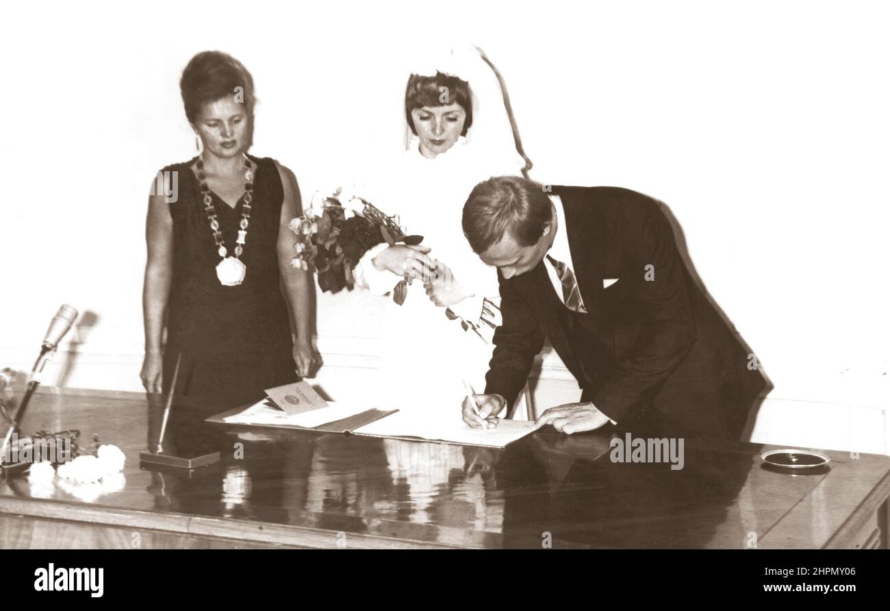 Der russische Präsident Wladimir Putin traf Ljudmila Schkrebnewa über einen gemeinsamen Freund. Ljudmila arbeitete als Flugbegleiterin bei inländischen Fluggesellschaften und war drei Tage lang mit einem Freund nach Leningrad gekommen. Stockfoto