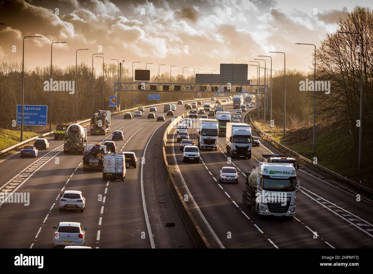 Ein stürmischer Himmel, wenn Lastwagen, Autos und Lieferwagen an einem Februarnachmittag auf der M62 zwischen der Kreuzung 25 und 26 fahren. Die M62 ist eine 107 Meilen (172 km) lange West-Ost-Trans-Pennine-Autobahn in Nordengland, die Liverpool und Hull über Manchester, Bradford, Leeds und Wakefield in Großbritannien verbindet. Kredit: Windmill Images/Alamy Live Nachrichten Stockfoto