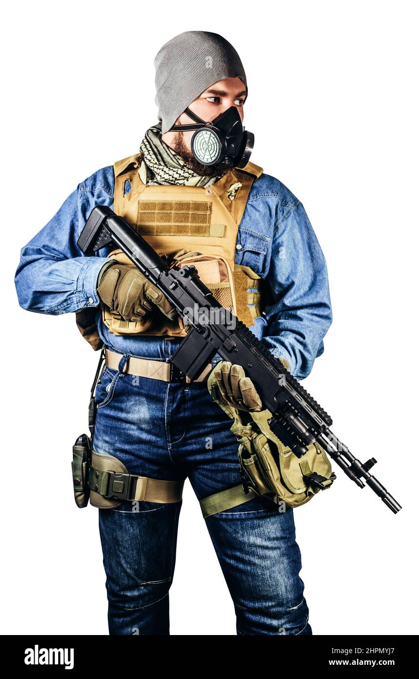 Isoliertes Foto eines städtischen Soldaten in taktischer Militärkleidung und Gasmaske, die mit Gewehr und Gasmaske auf weißem Hintergrund steht. Stockfoto