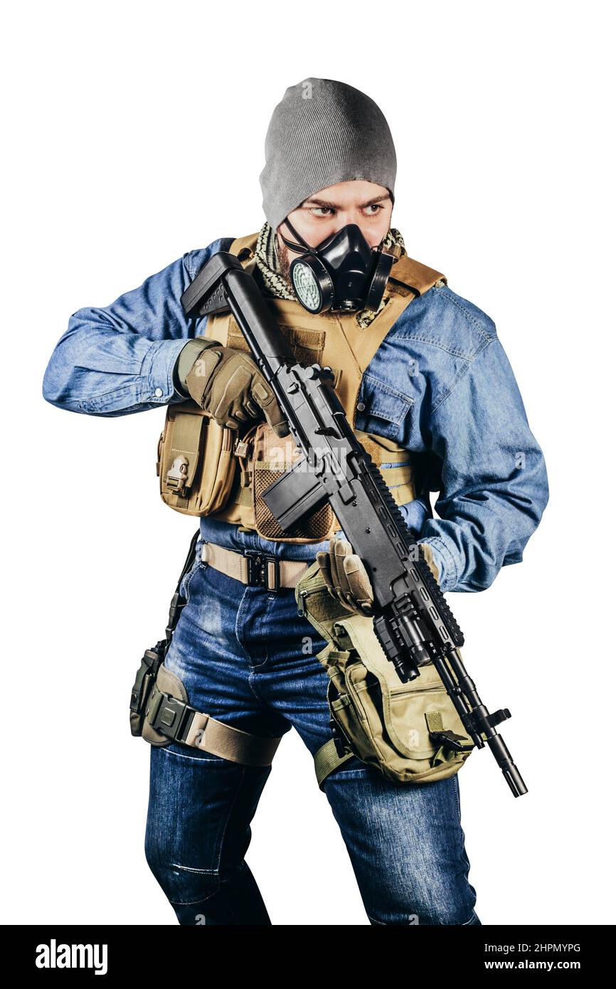 Isoliertes Foto eines städtischen Soldaten in taktischer Militärkleidung und Gasmaske, die mit Gewehr und Gasmaske auf weißem Hintergrund steht. Stockfoto