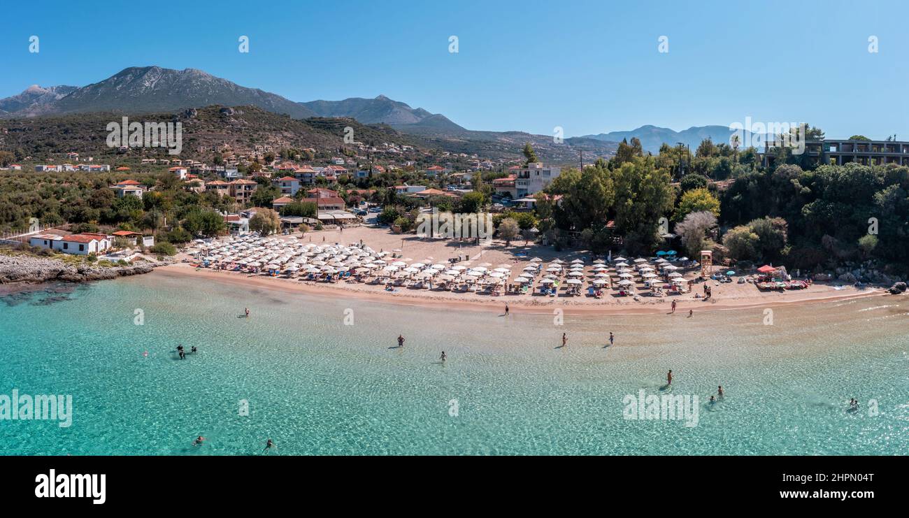 Griechenland, Sandstrand, Luftdrohnenansicht. Am Strand von Kalogria in der Nähe des Stoupa-Dorfes Mani, Messenia, Peloponnes, schwimmen und entspannen Menschen. Sonniger Sommertag, tra Stockfoto