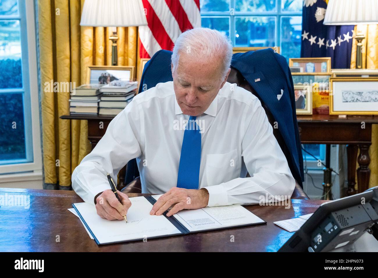 Washington, Vereinigte Staaten Von Amerika. 21st. Februar 2022. Washington, Vereinigte Staaten von Amerika. 21. Februar 2022. US-Präsident Joe Biden unterzeichnet im Oval Office des Weißen Hauses eine Exekutivanordnung, die Wirtschaftssanktionen gegen Russland anwendet 21. Februar 2022 in Washington, DC die Sanktionen folgen der Anerkennung separatistischer Regionen der Ostukraine durch Präsident Wladimir Putin unter Verletzung des Völkerrechts. Bild: Adam Schultz/White House Photo/Alamy Live News Stockfoto