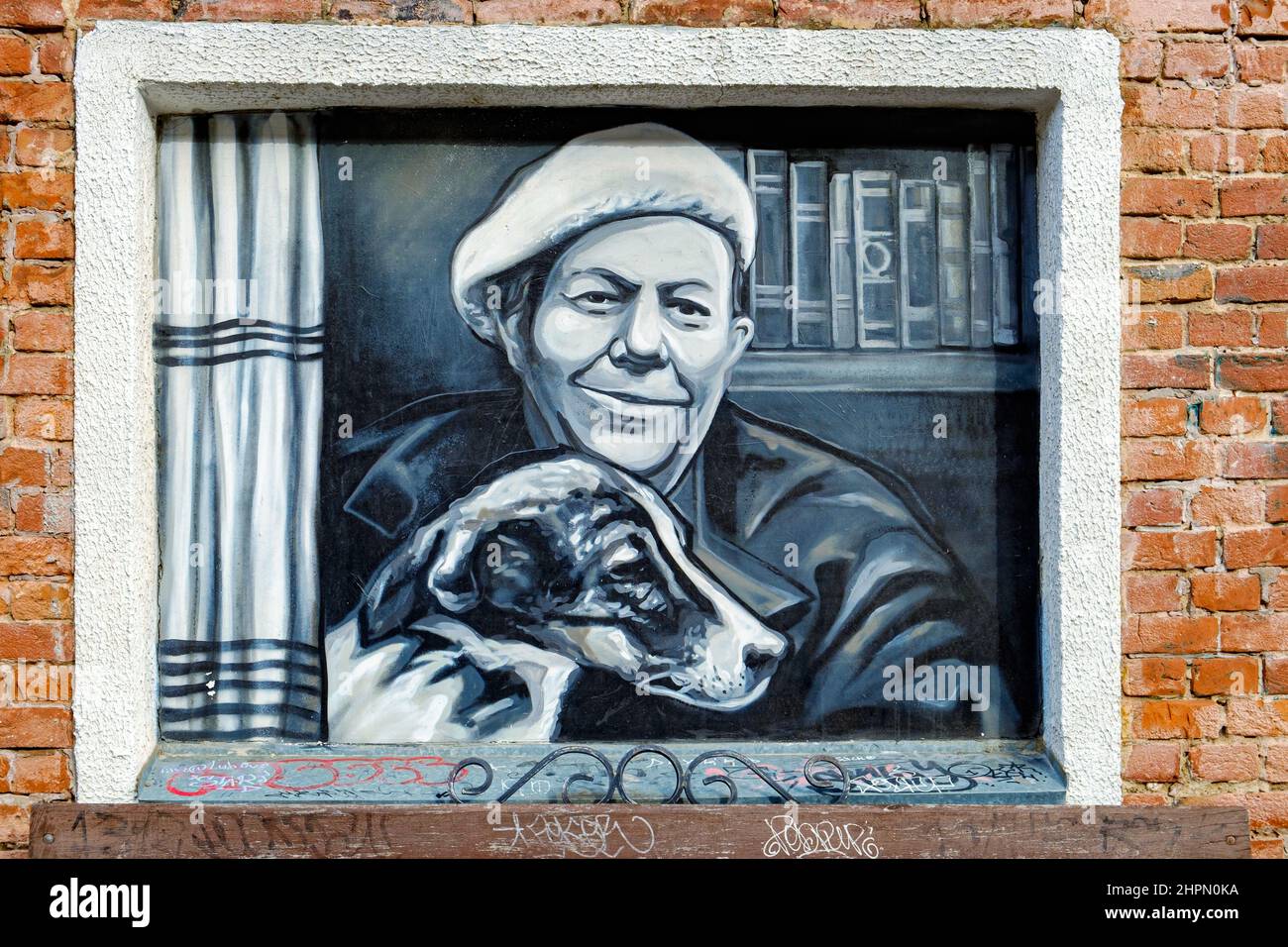 Straßenkunst. Porträt des weißrussischen Schriftstellers Wladimir Korotkewitsch in der Oktjabrskaja-Straße in Minsk Stockfoto