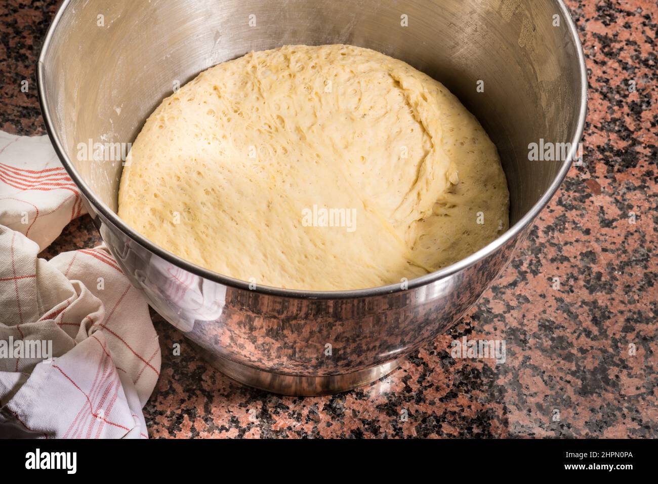 Hefe-Teig, kneten, vorbereiten, Küche, rühren, Schüssel, Teig Heber, Mehl, Hefe, Wasser, Salz. Backen, Kochen, modern, geht der Teig Stockfoto