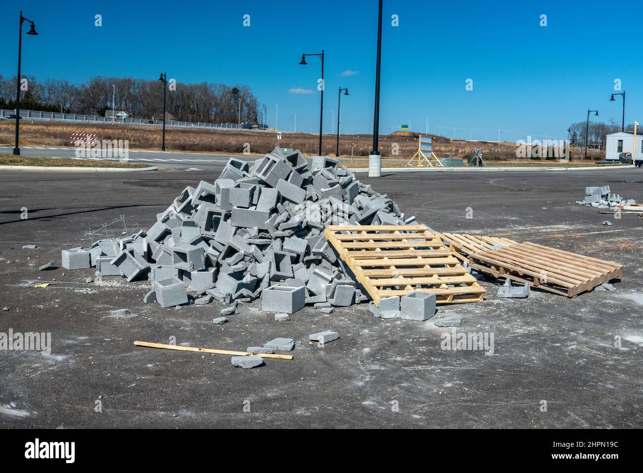 Horizontale Aufnahme von zerbrochenen Schlackenblöcken auf einer Industriebaustelle. Stockfoto