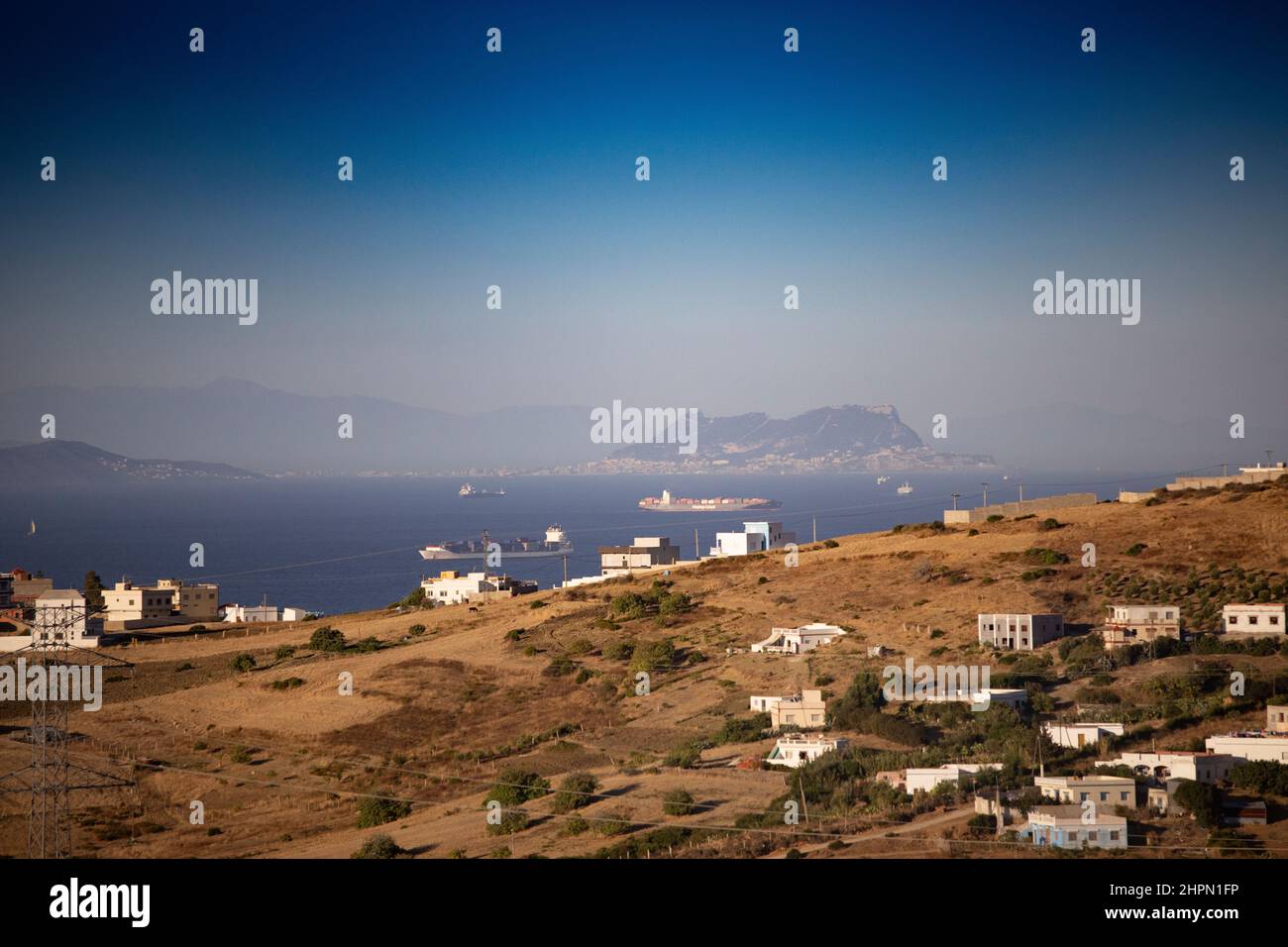 Der Felsen von Gibraltar ist von der Küste im Norden Marokkos aus zu sehen. Stockfoto