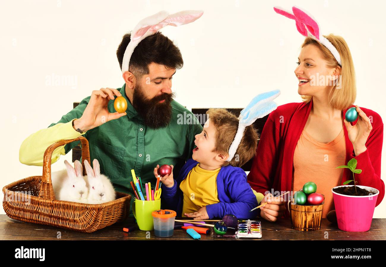 Ostertag. Glückliche Familie malen Eier. Mutter, Vater und Sohn bereiten sich auf den Urlaub vor. Stockfoto