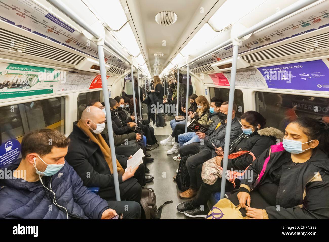 England, London, Subway Passagiere Tragen Chirurgische Masken Stockfoto