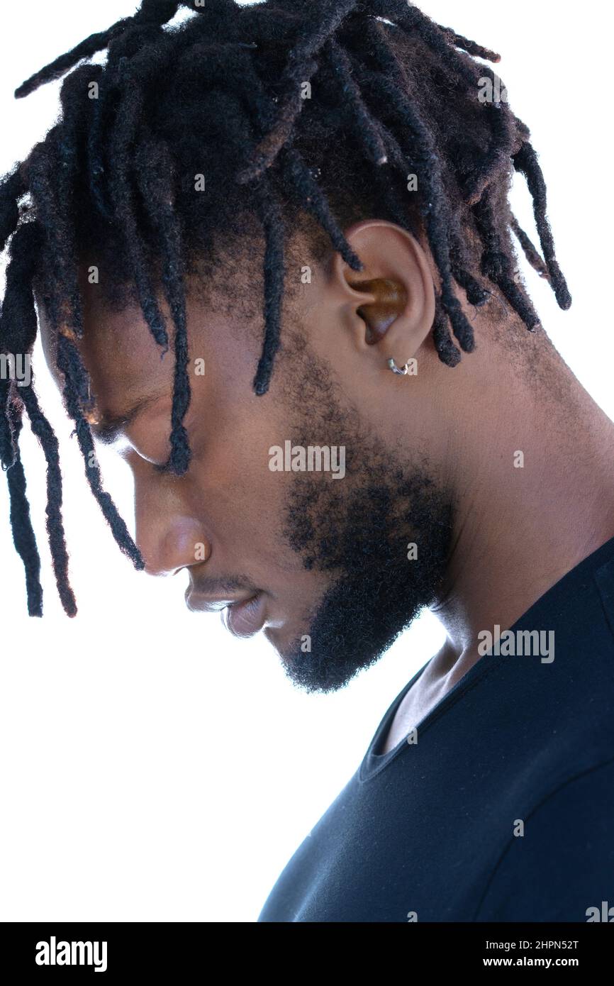 Ein Profilporträt eines afroamerikanischen Mannes. Stockfoto
