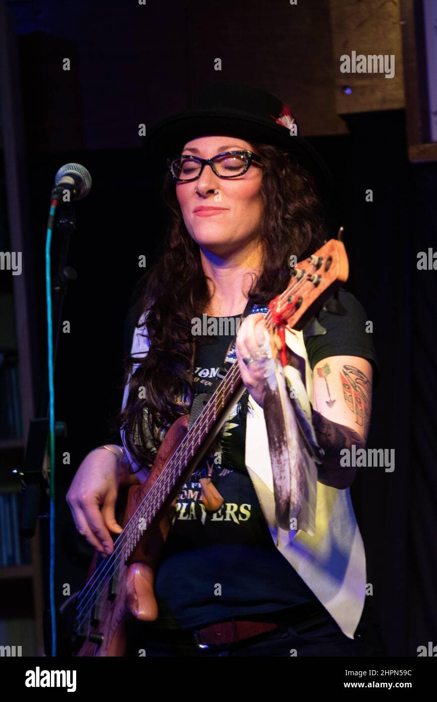 Der französisch-kanadische Bassist Mari Josee Dandeneau spielt mit der kanadischen Sängerin und Songwriterin Lynn Hanson Stockfoto