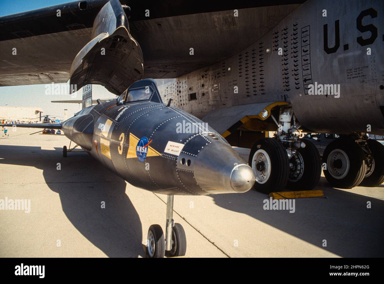NASA X-15 Nummer-3-Modell auf der Edwards Air Force-Basis neben dem Luftabwurf-Flugzeug des Mutterschiffs der NASA B-52. Stockfoto