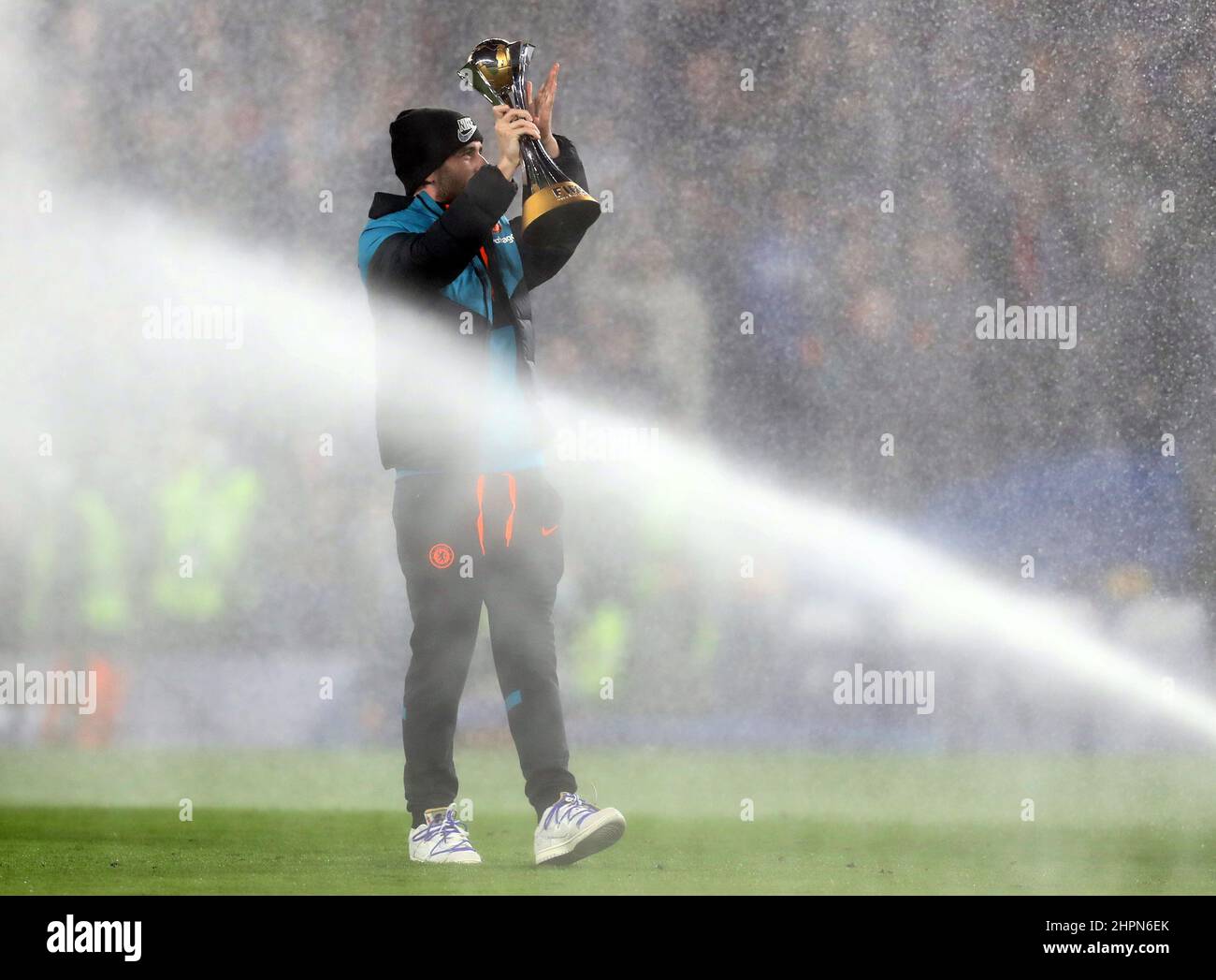 London, England, 22nd. Februar 2022. Ben Chilwell aus Chelsea hält die FIFA-Club-Weltmeisterschaft vor dem Spiel während des UEFA Champions League-Spiels in Stamford Bridge, London, in die Höhe. Bildnachweis sollte lauten: Paul Terry / Sportimage Stockfoto