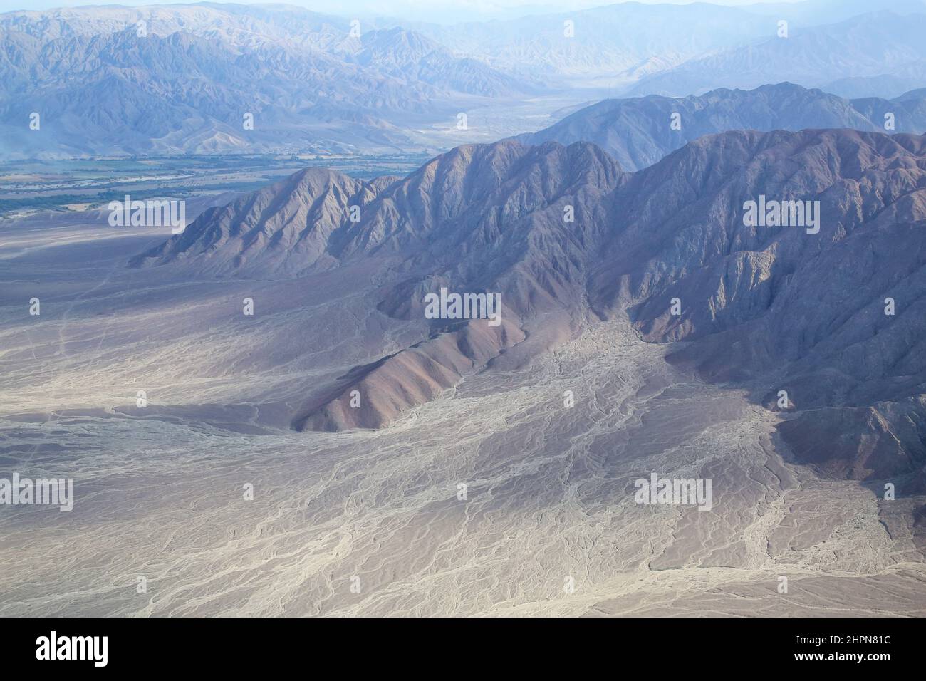 Luftaufnahme der Pampa de Jumana in der Nähe von Nazca in Peru. Stockfoto